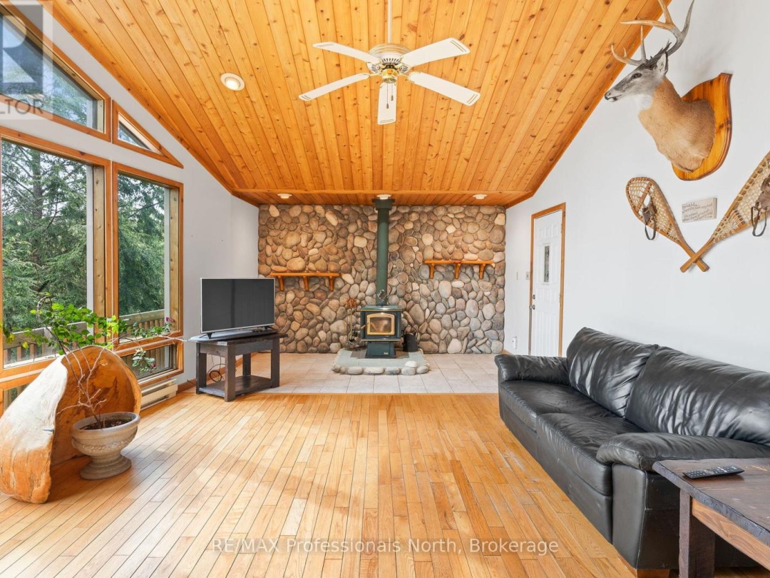 6213 KENNISIS LAKE ROAD, Kennisis Lake