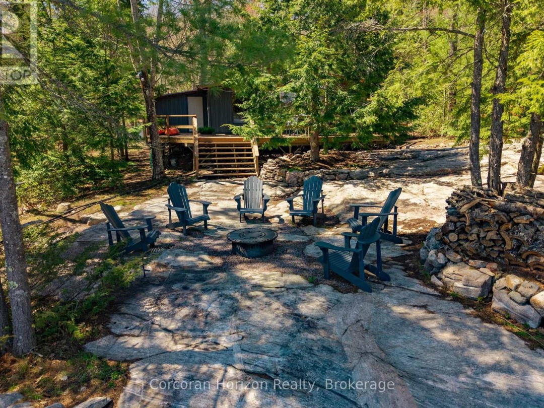 462 ISLAND 90 ISLAND, Six Mile Lake