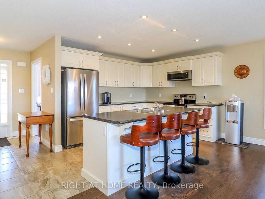 28 HUNTER AVENUE, Tay (Victoria Harbour)