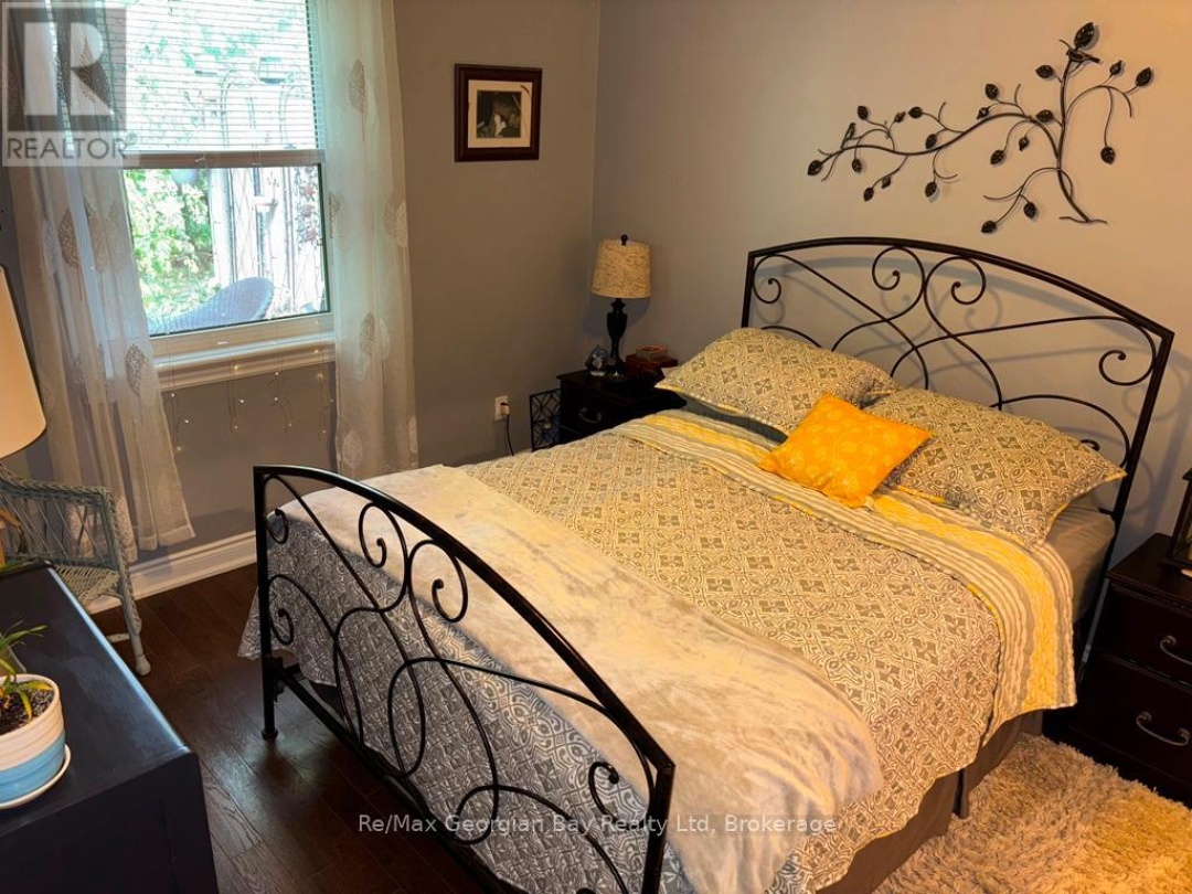 10 MAPLE COURT, 