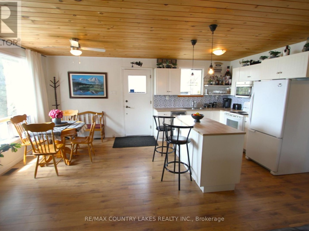 31 HILLCREST AVENUE, Mitchell Lake