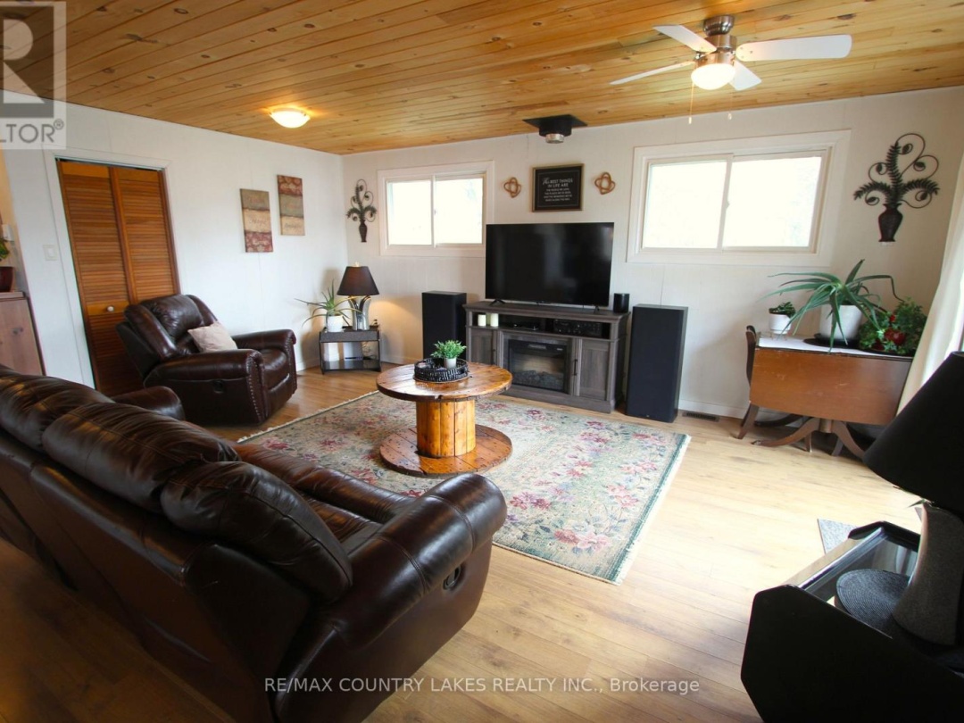 31 HILLCREST AVENUE, Mitchell Lake