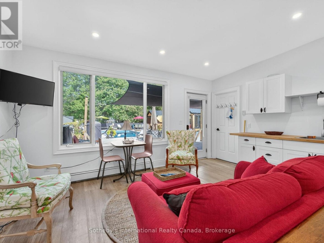 1082 BEAUMONT FARM ROAD, Muskoka River
