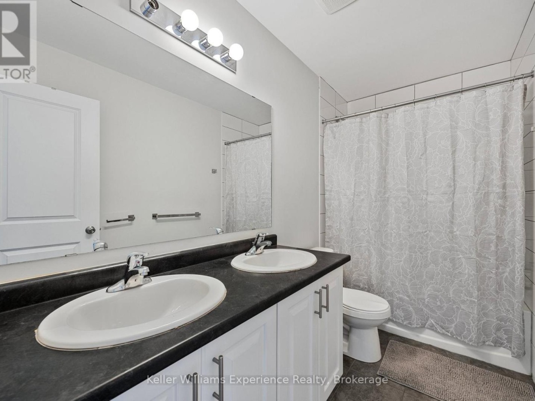 8 QUINN FOREST DRIVE, Bracebridge (Macaulay)
