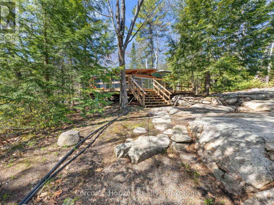 462 ISLAND 90 ISLAND, Six Mile Lake