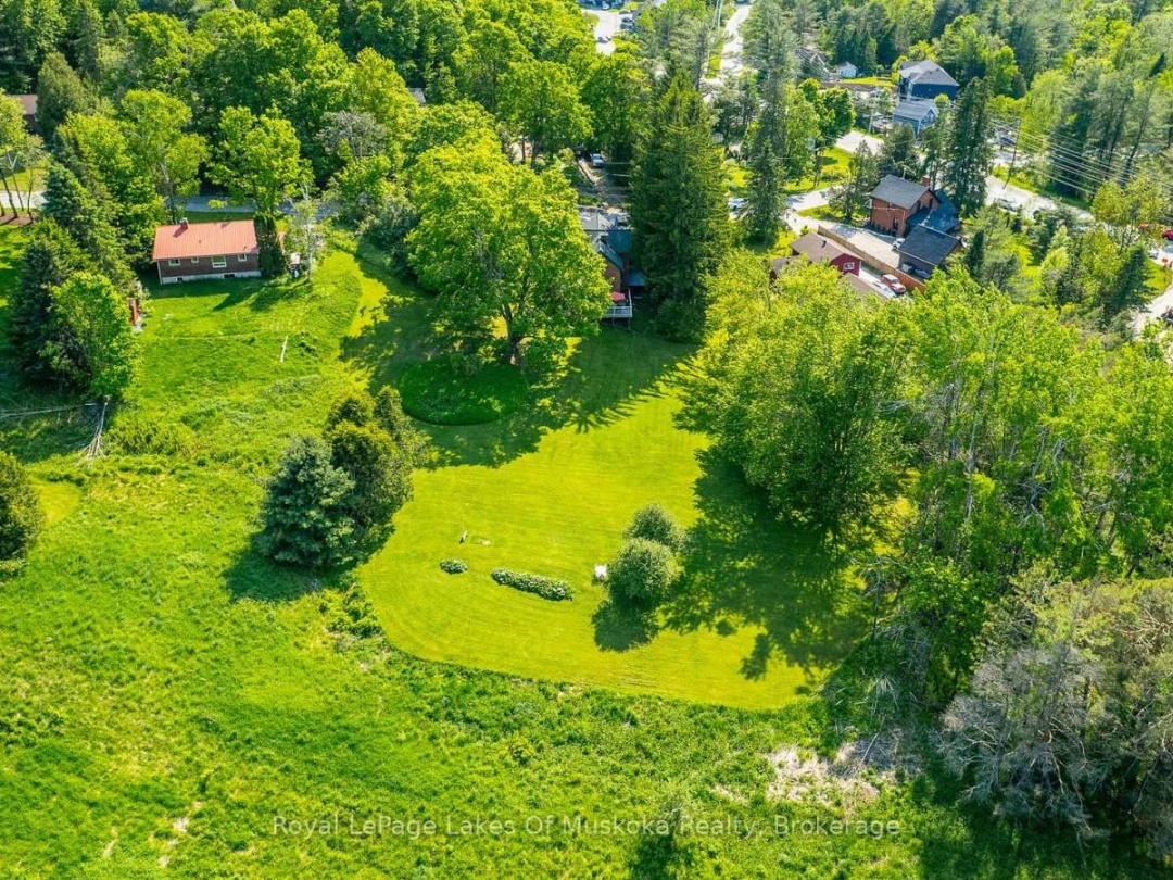 229 FRASERBURG ROAD, Bracebridge (Macaulay)