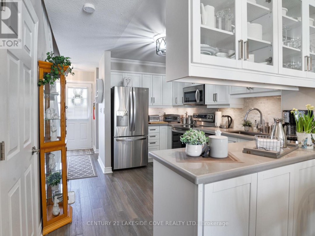 UNIT 4 - 4 PARADISE BOULEVARD, Lake Simcoe