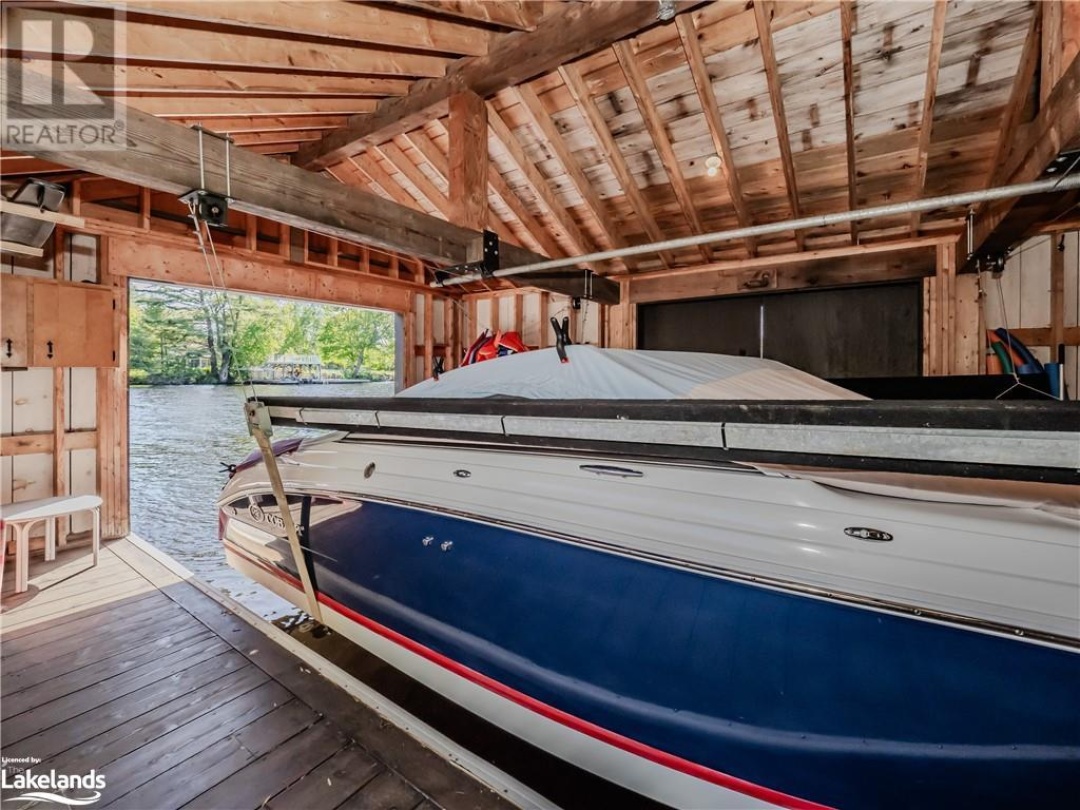 1045 Maplewood Road E, Muskoka River