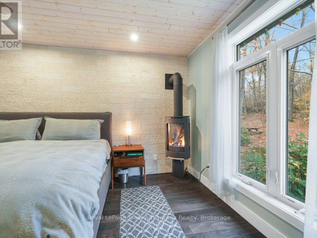 34 BEECHWOOD LANE, Hooton Lake