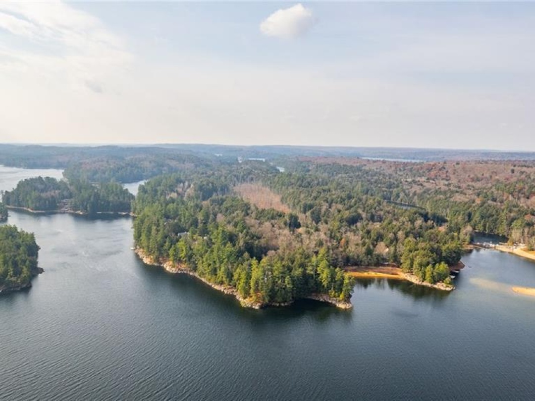 3526 West Shore Road, Kennisis Lake