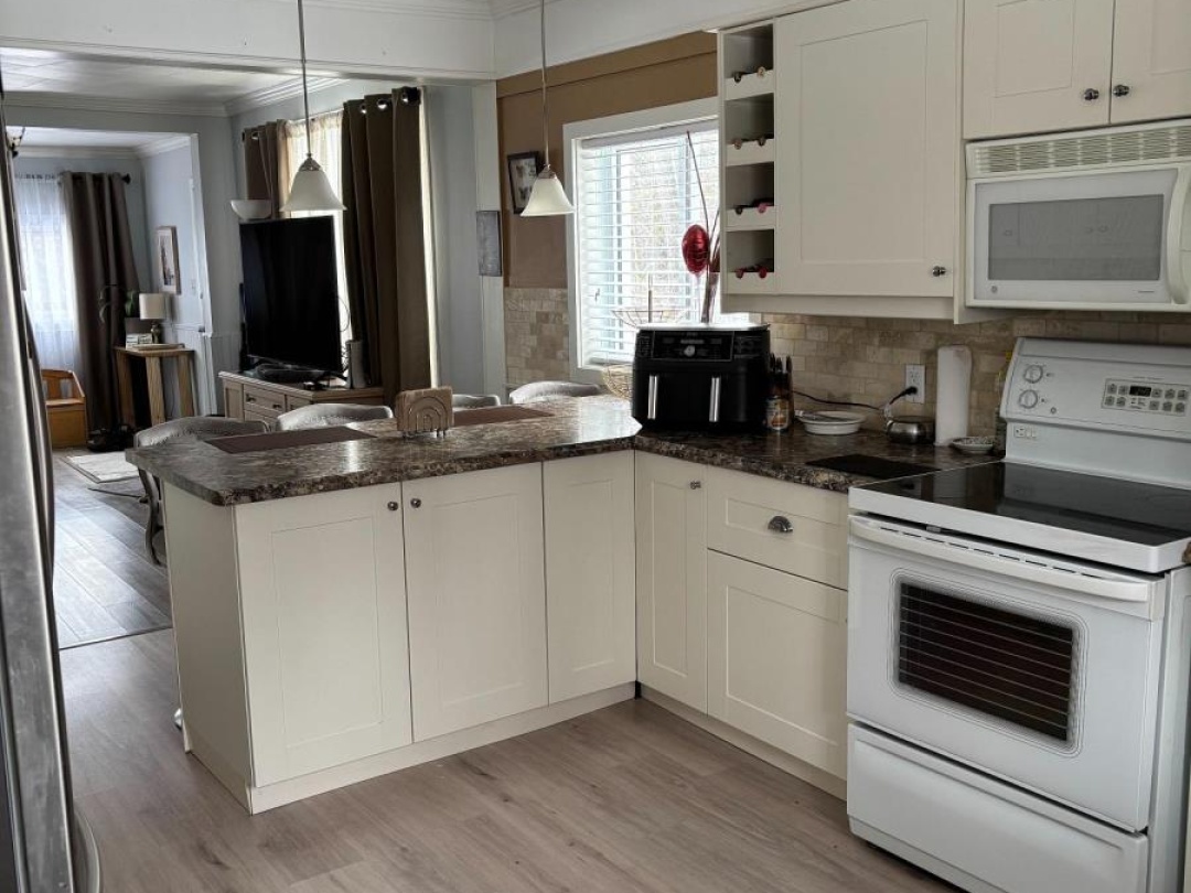 15 PLEASURE STREET, Sturgeon Lake