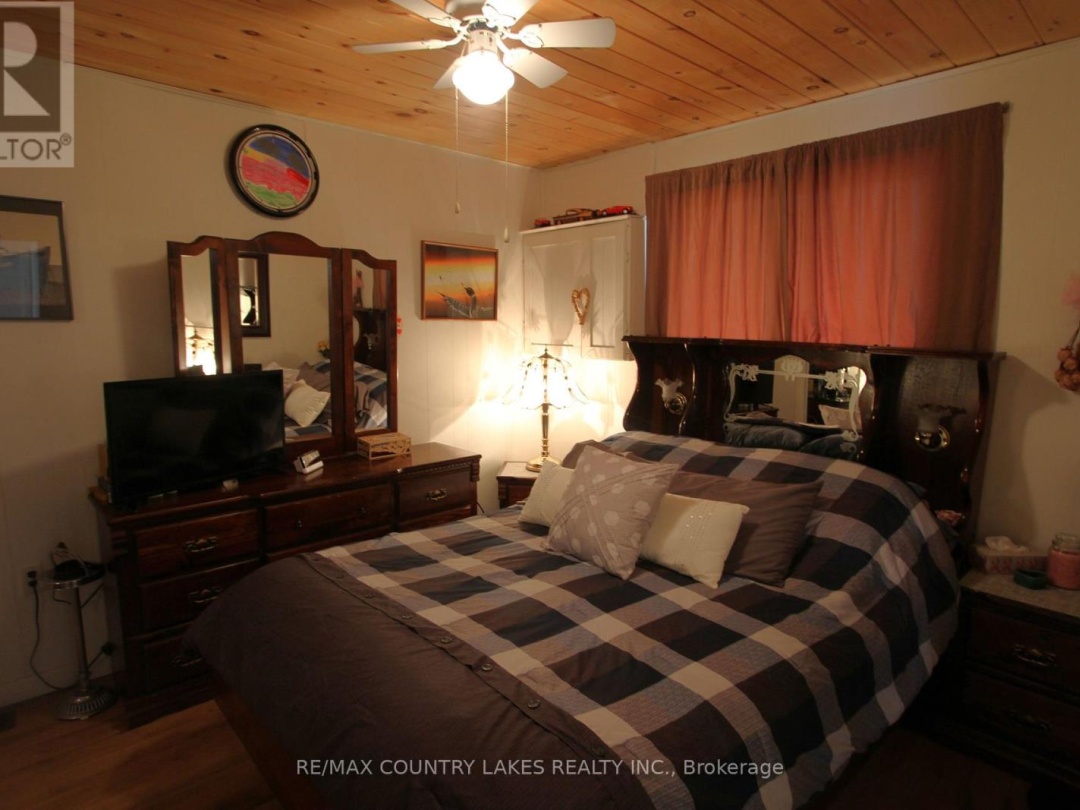 31 HILLCREST AVENUE, Mitchell Lake
