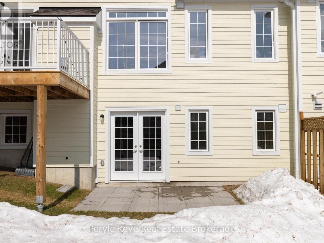 16 LEEDS COURT, Muskoka River