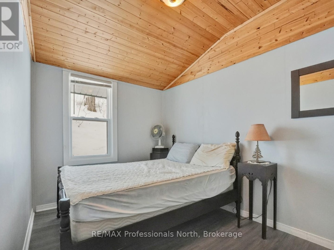 1027 DOW TRAIL, Haliburton Lake