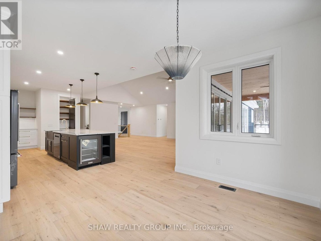 33 GLEN EAGLE COURT, 