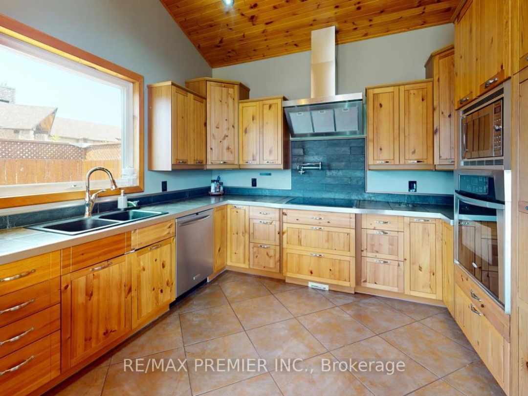 31 PARADISE BOULEVARD, Lake Simcoe