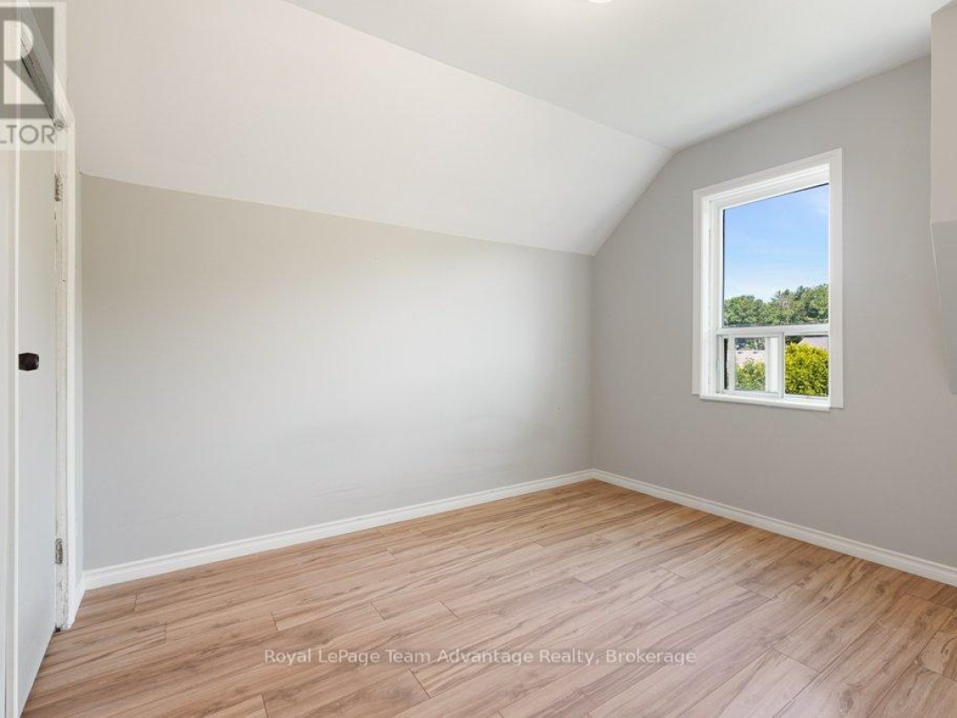 76 BOWES STREET, Parry Sound