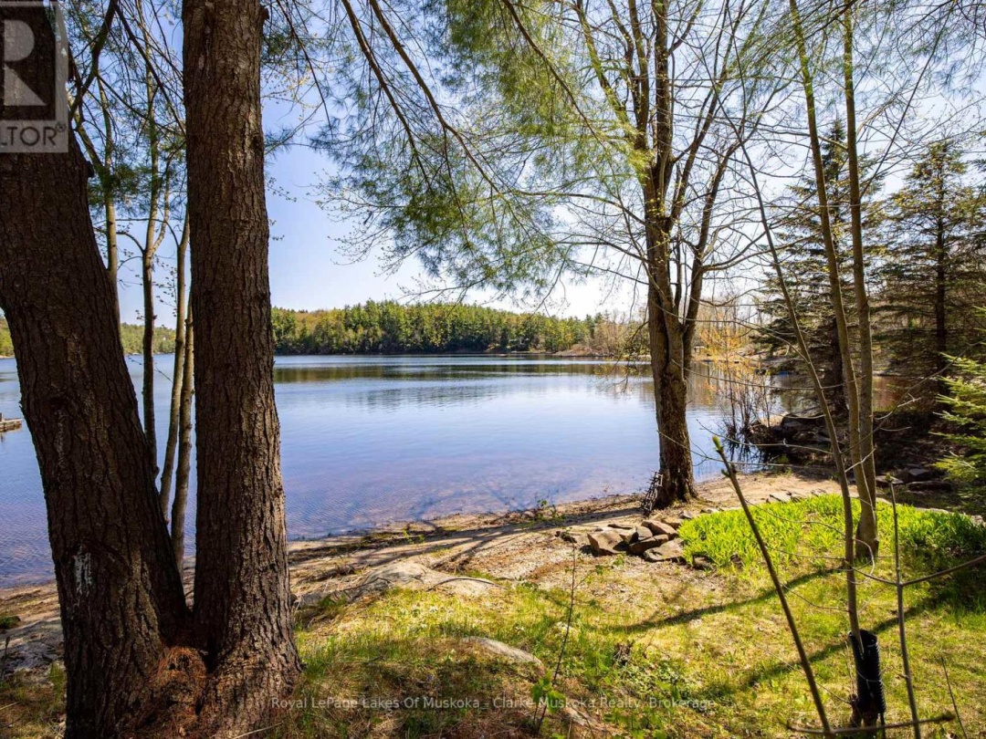 525 HIAWATHA ROAD, Gibson Lake