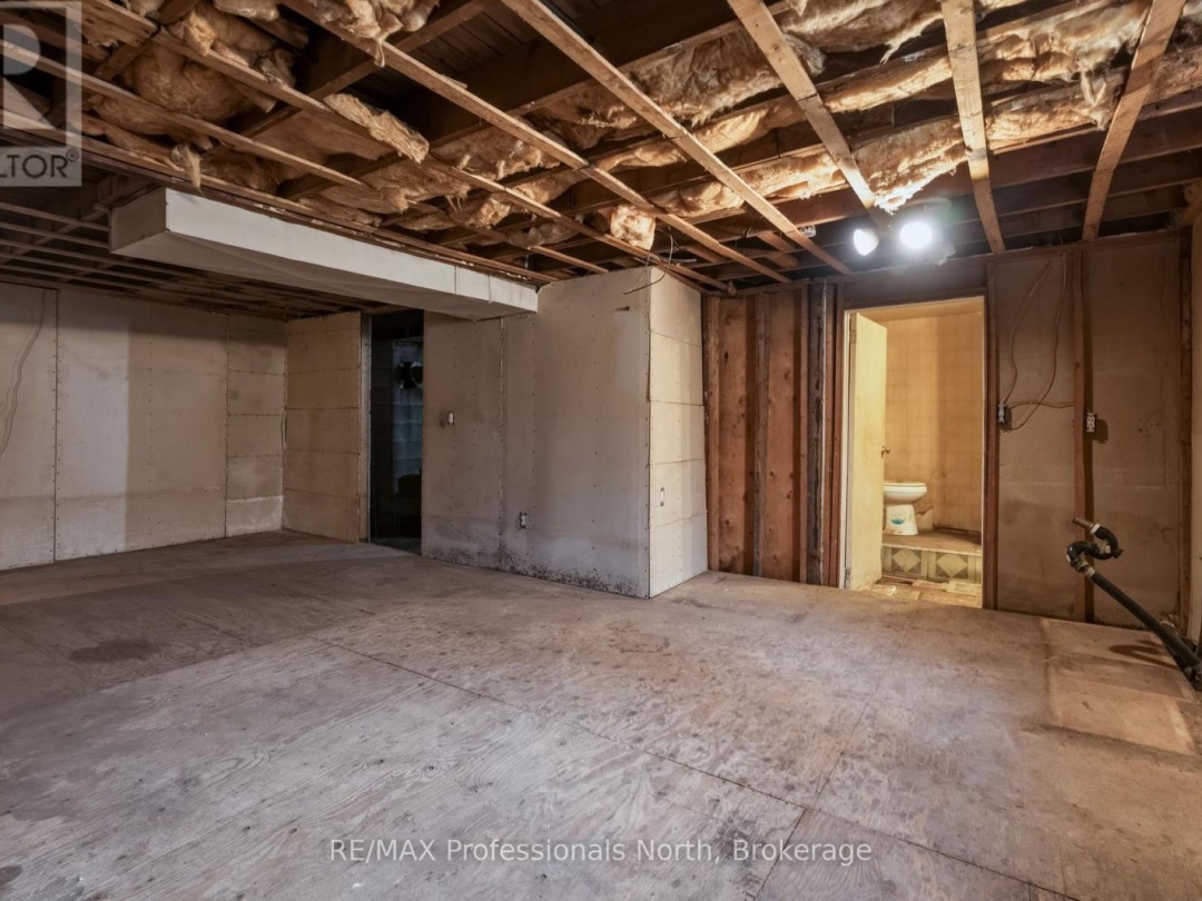 1056 KIRK LINE W, Bracebridge (Macaulay)