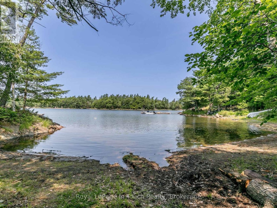 B207-7 WAHSOUNE ISLAND, Georgian Bay