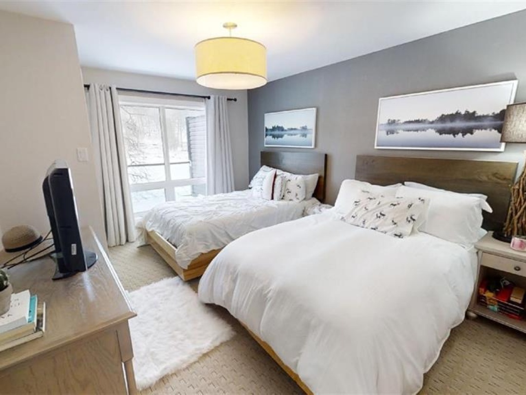 1235 Deerhurst Drive Unit# 52 308, Peninsula Lake