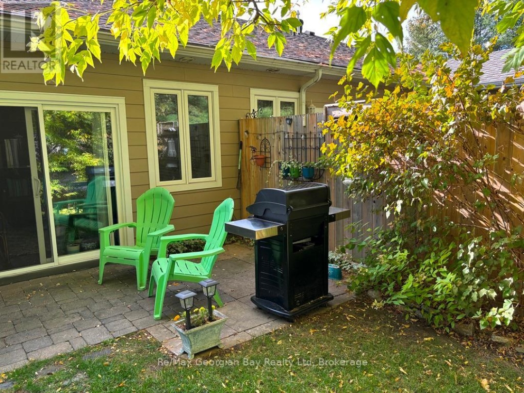 10 MAPLE COURT, 