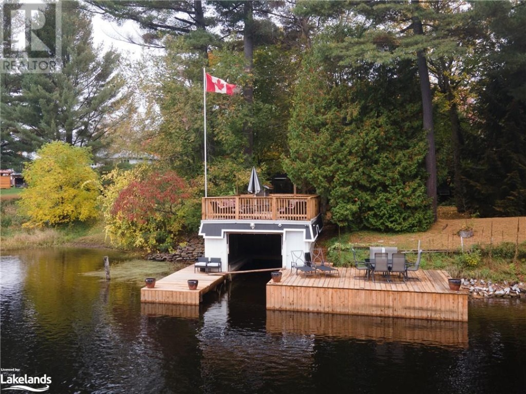 181 Holditch Street, Muskoka River