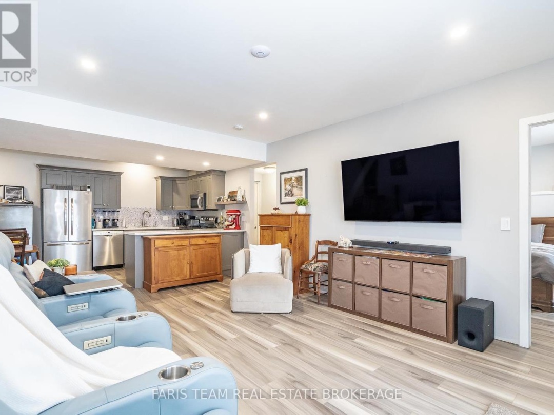 32 LEISURE COURT, 