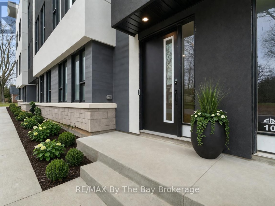 8 BRU LOR LANE, Lake Simcoe