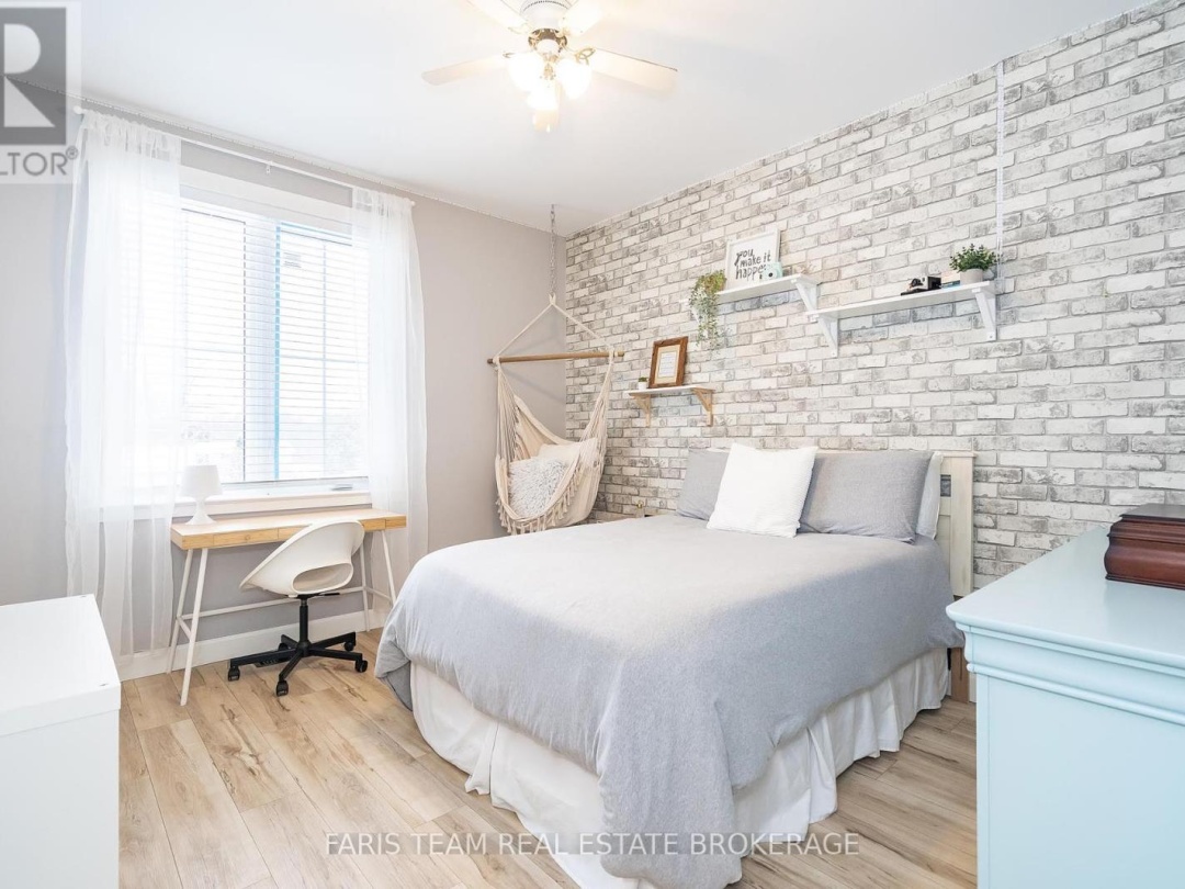 32 LEISURE COURT, 