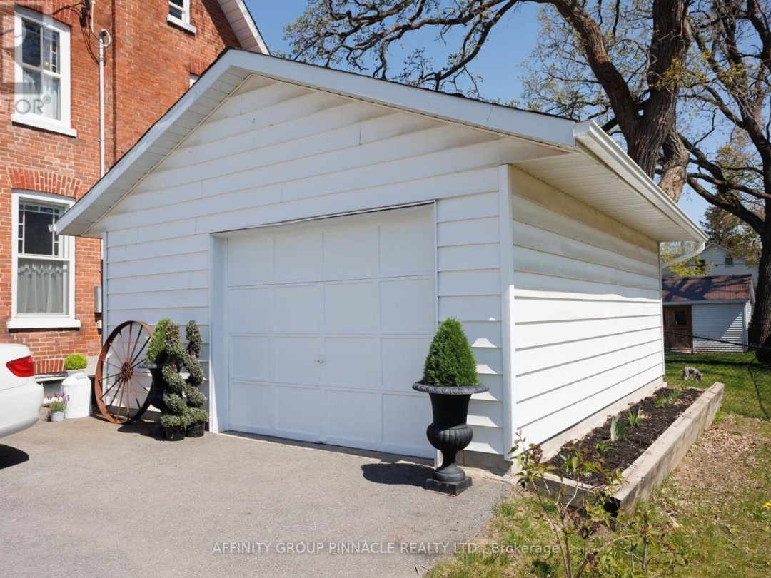 42 OAK STREET, Kawartha Lakes (Fenelon Falls)