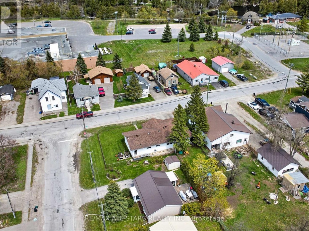 38 ELLIOT STREET, Kawartha Lakes (Fenelon Falls)