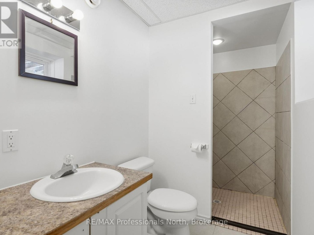 1036 POST ROAD, Bracebridge (Macaulay)