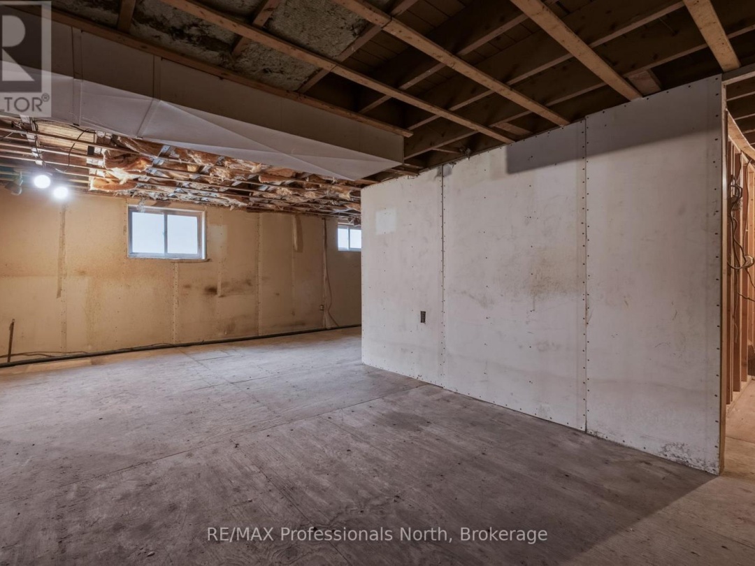 1056 KIRK LINE W, Bracebridge (Macaulay)
