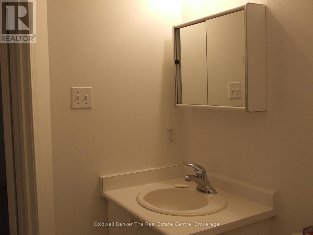 205 - 115 BOND STREET E, 