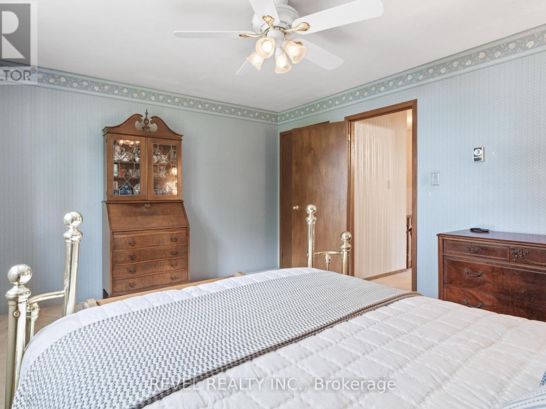 126 PINEWOOD BOULEVARD, Canal Lake