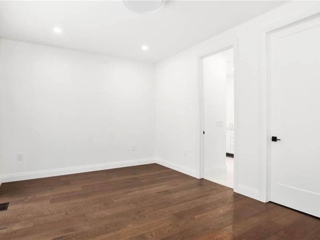 31 GLEN EAGLE Court, 