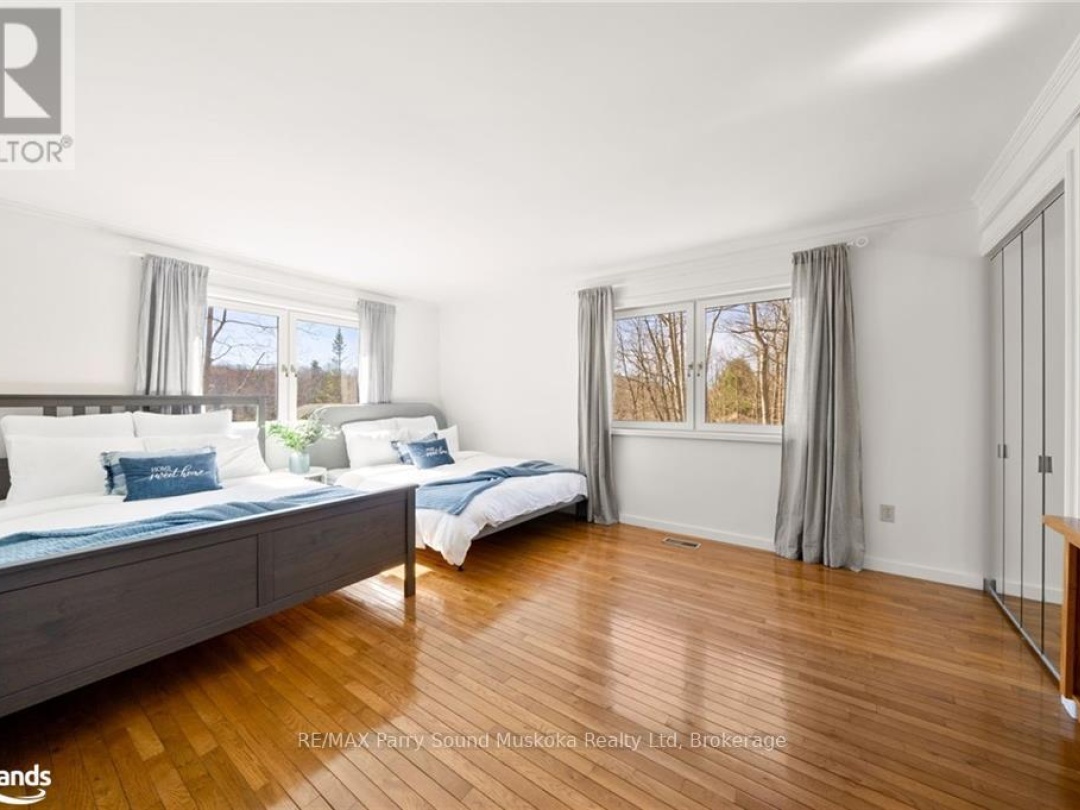 68 PINEWOOD ROAD, Long Lake