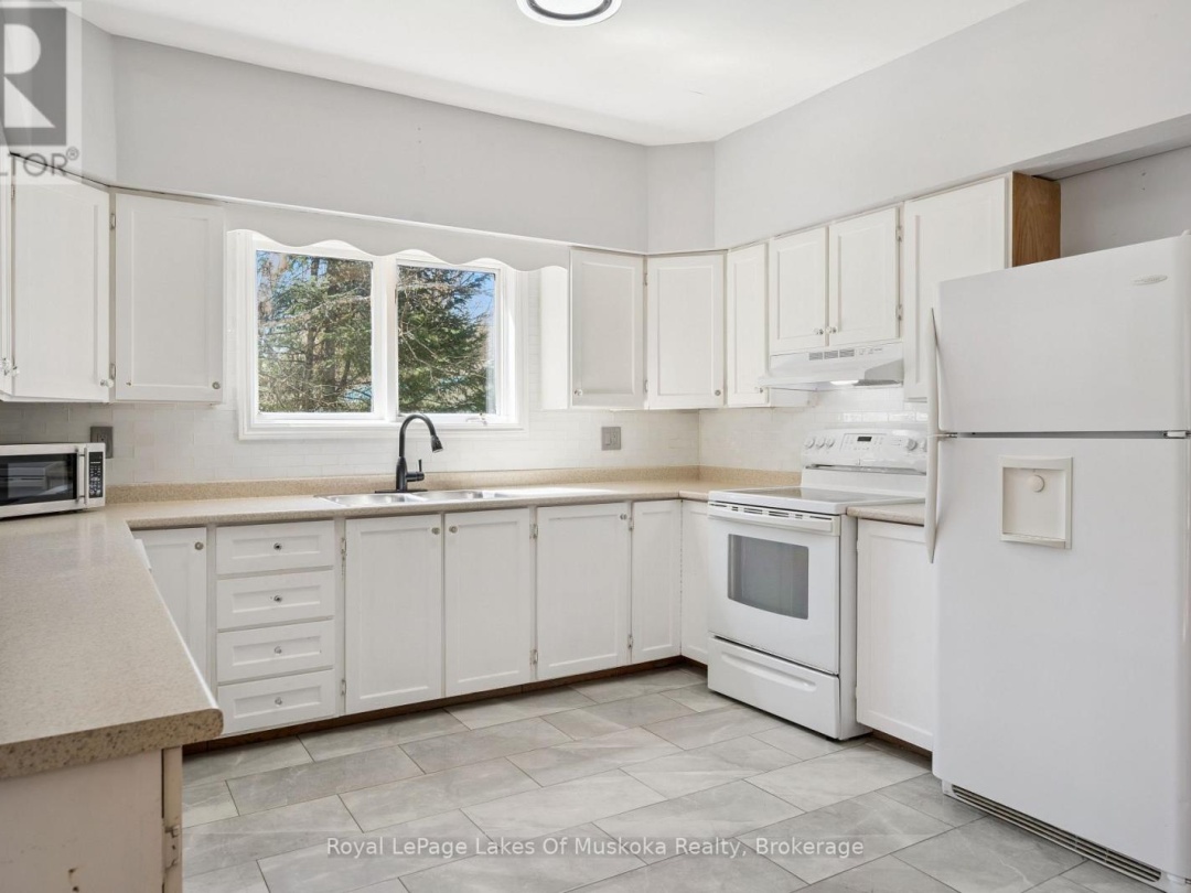 1052 OLD FALKENBURG ROAD, Bracebridge (Macaulay)