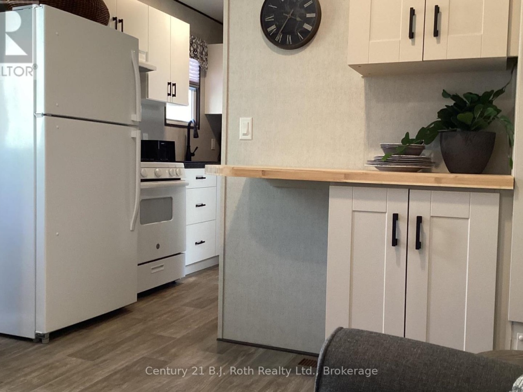 719 POPLAR CRESCENT, Bonnie Lake