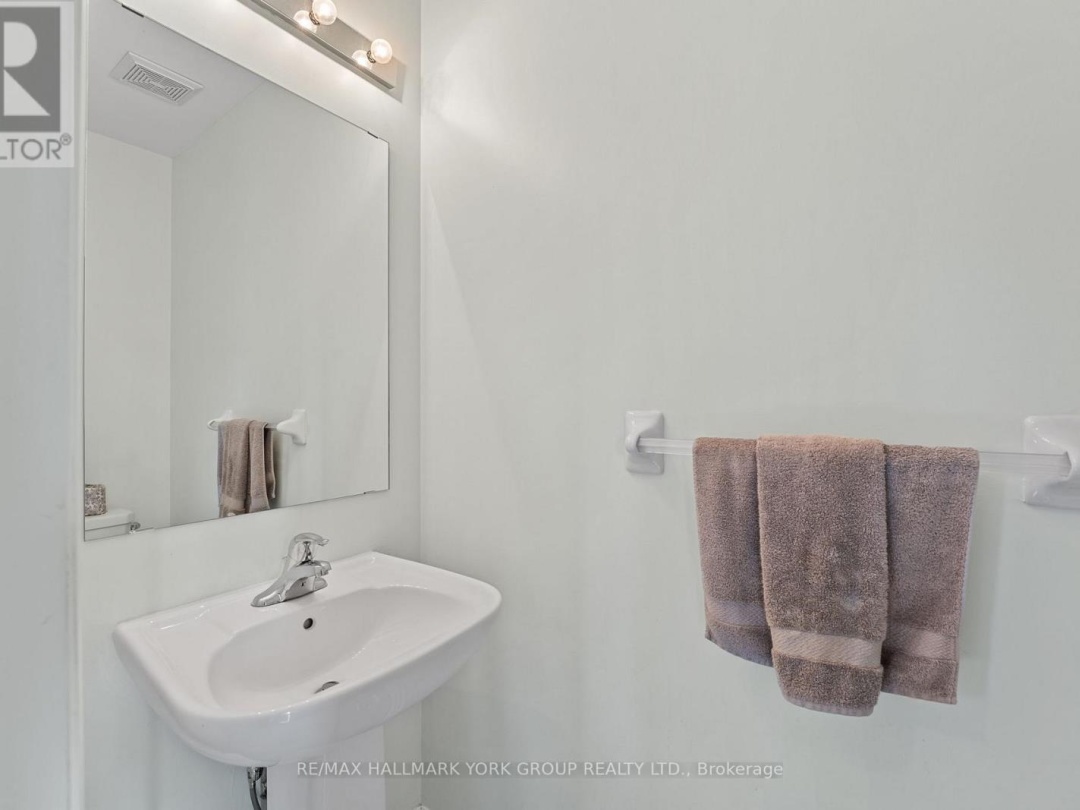 8 POLLOCK AVENUE, Lake Simcoe