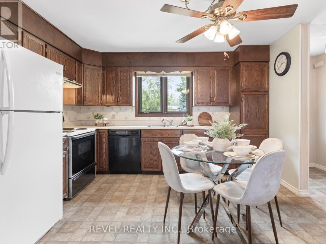 126 PINEWOOD BOULEVARD, Canal Lake