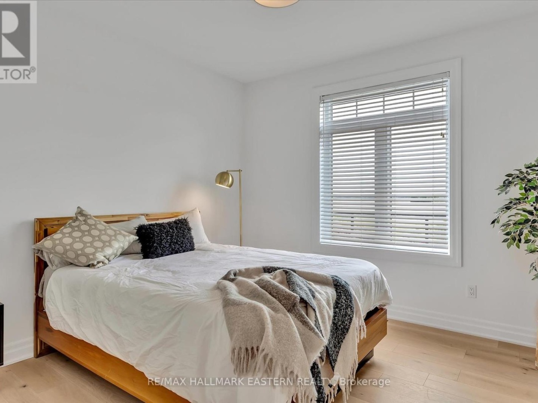 35 LAKEVIEW CRESCENT, 
