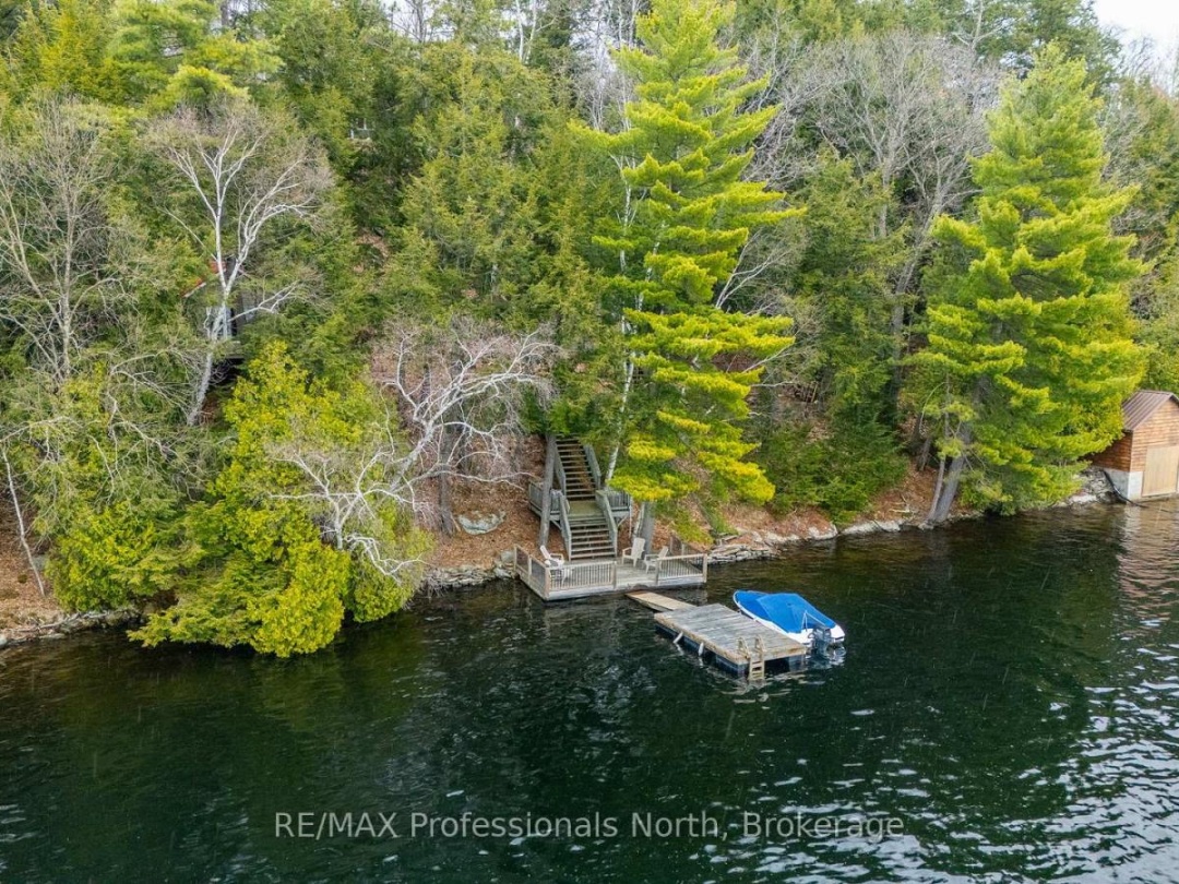 5997 KENNISIS LAKE ROAD, Kennisis Lake
