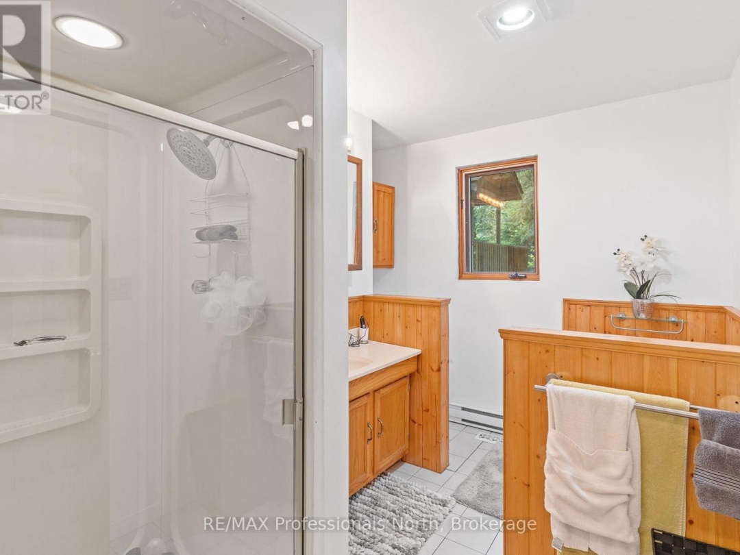 6213 KENNISIS LAKE ROAD, Kennisis Lake