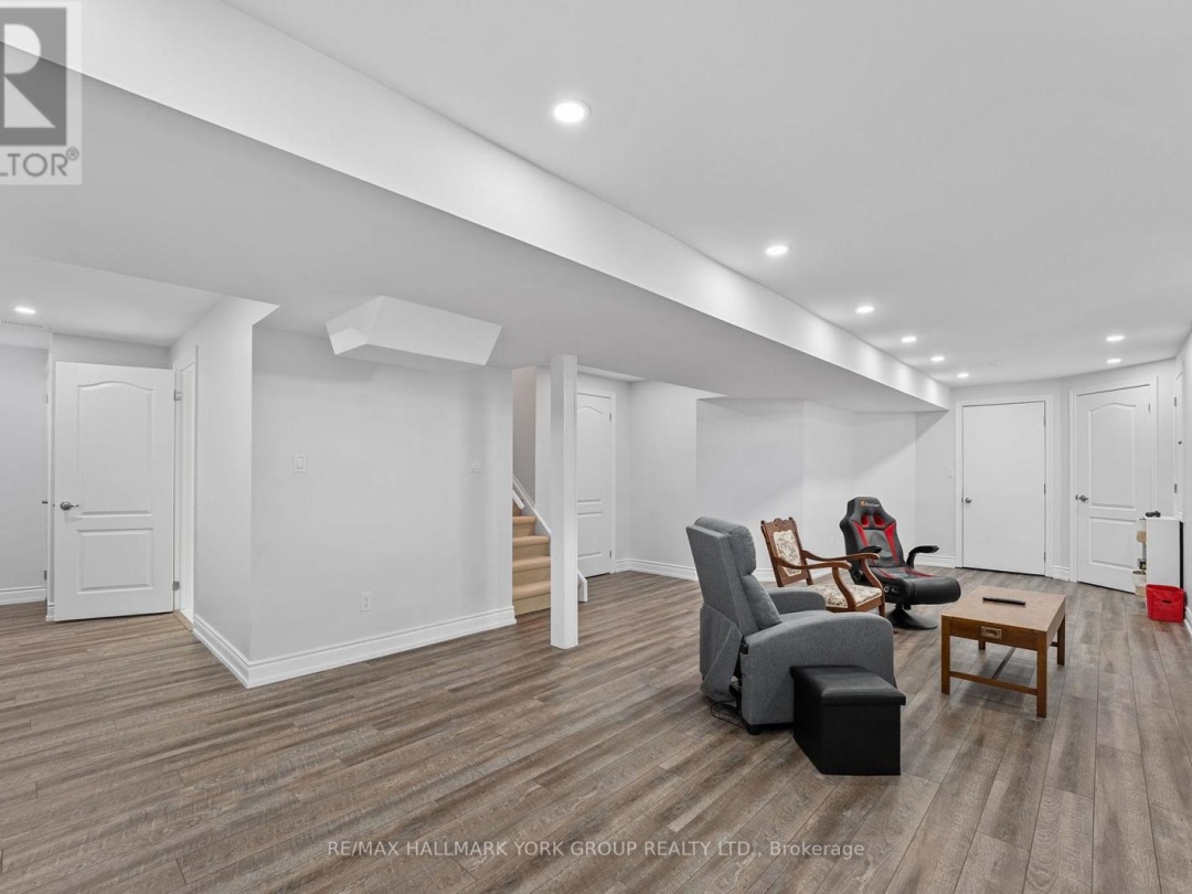8 POLLOCK AVENUE, Lake Simcoe