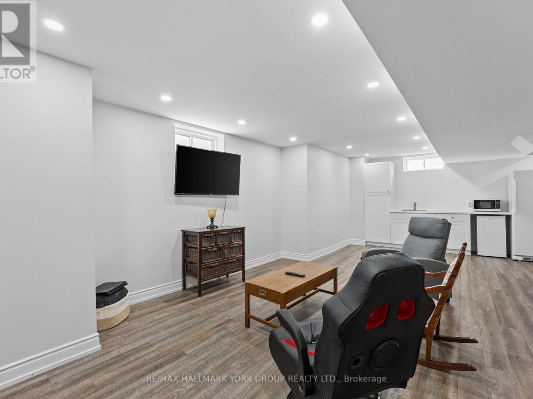8 POLLOCK AVENUE, Lake Simcoe