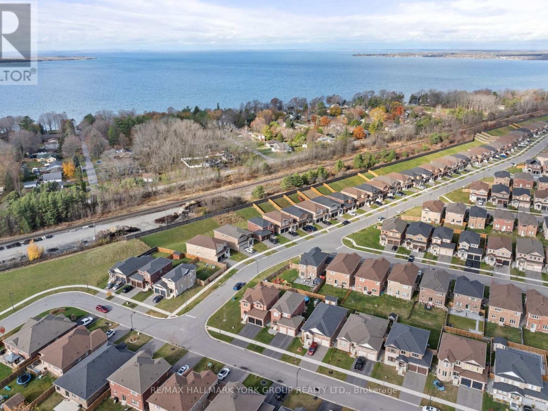 8 POLLOCK AVENUE, Lake Simcoe