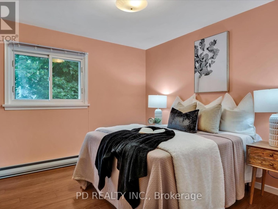 28 BOND STREET E, 