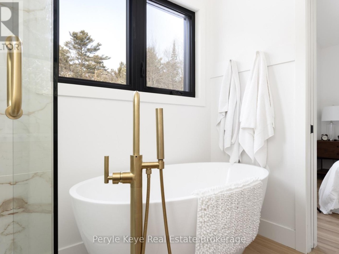 1290 CEDAR LANE, Bracebridge (Macaulay)